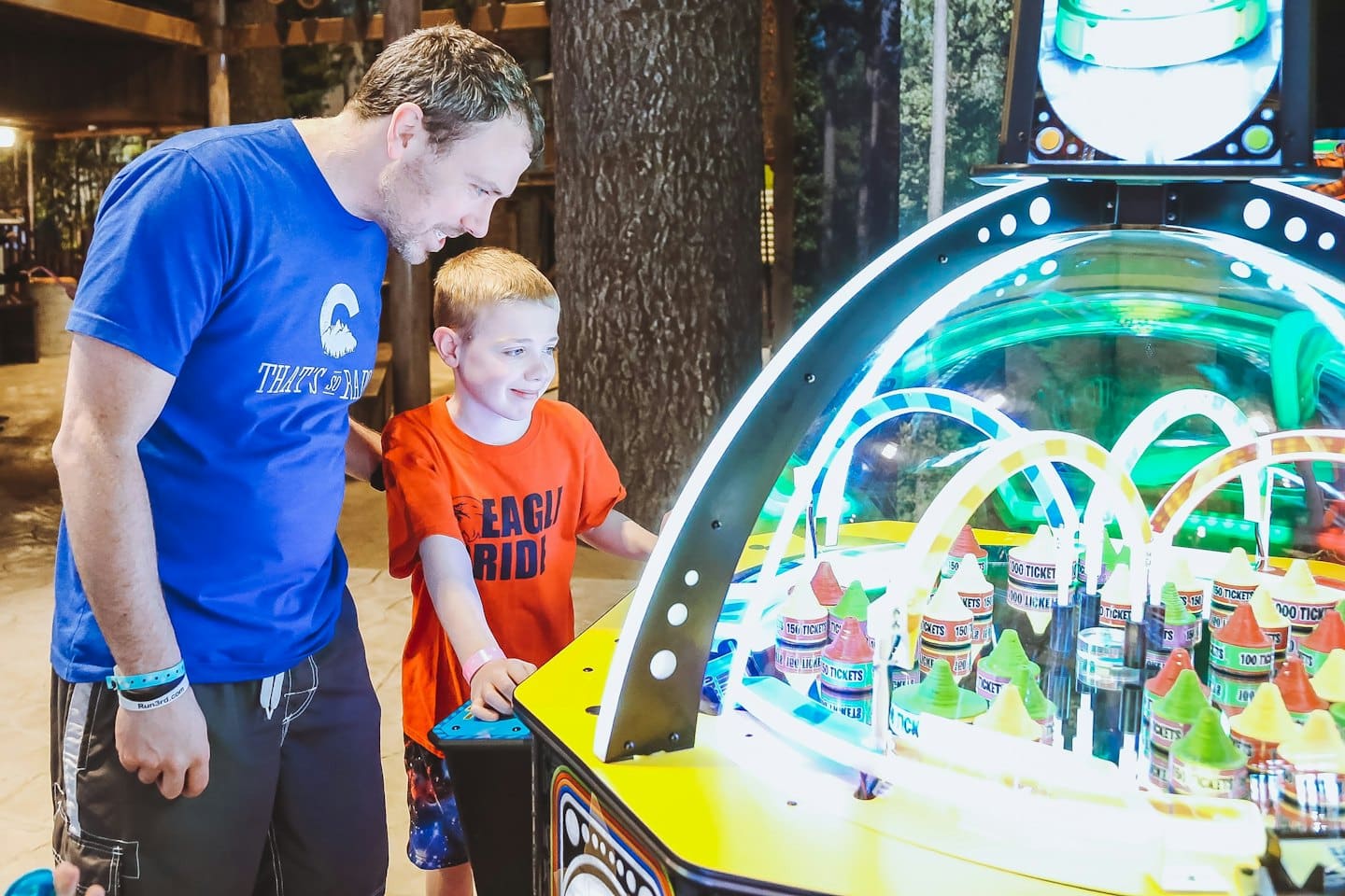 Padre e figlio giocano insieme a una slot machine a gettoni.